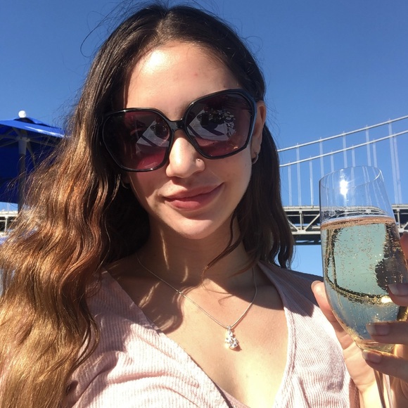 Meet your Posher, Angelica! - Picture 2 of 4